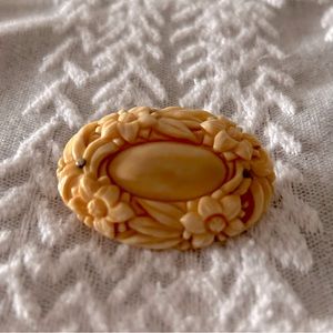 Vintage Bakelite or Bone Brooch